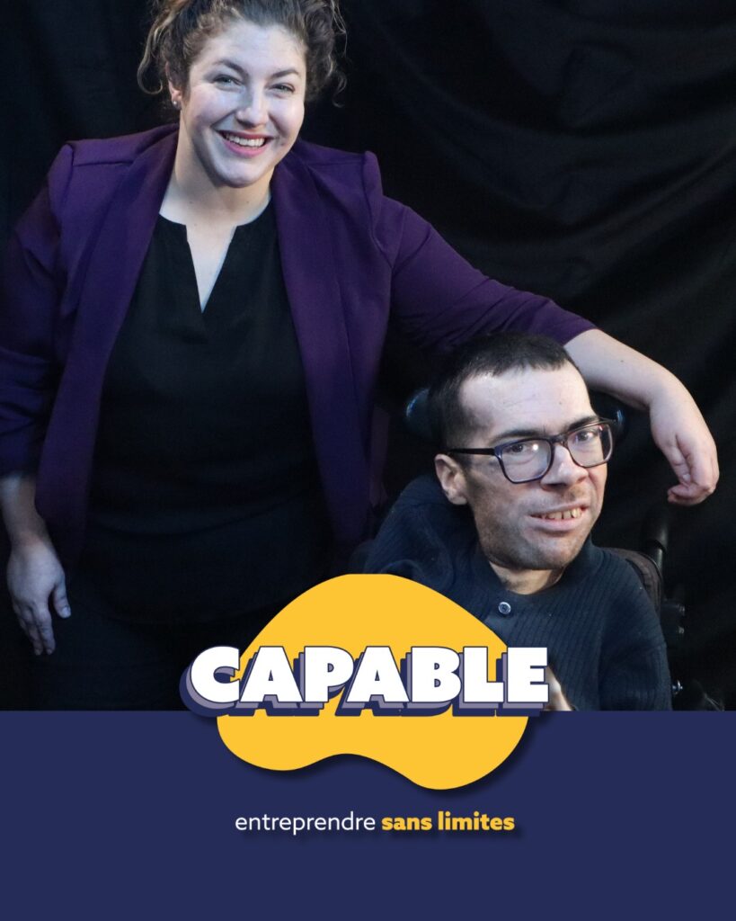 François Bernier, président de Horizon B2B, est assis dans un fauteuil roulant et sourit. Il porte des lunettes et un chandail foncé. À ses côtés, Kim Auclair, animatrice du balado Capable, entreprendre sans limites, se tient debout et sourit également. Elle porte un veston violet foncé. En bas de l’image, le logo de Capable apparaît avec le texte « entreprendre sans limites » sur fond bleu.