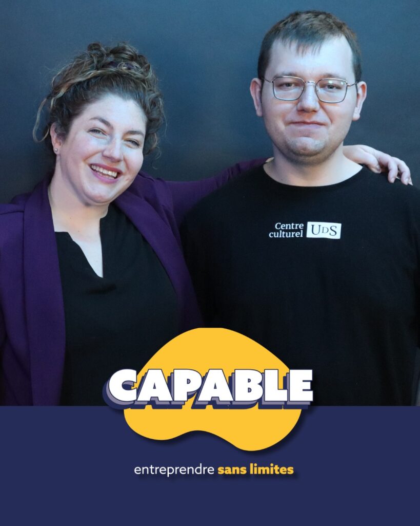 Mathieu Caron, fondateur des Entrevues atypiques, porte un chandail noir avec le logo du Centre culturel UdeS (Université de Sherbrooke). Il se tient debout aux côtés de Kim Auclair, animatrice du balado Capable, entreprendre sans limites, qui sourit en posant une main sur son épaule. Elle porte un veston violet foncé. En bas de l’image, le logo de Capable est visible avec le texte « entreprendre sans limites » sur fond bleu.