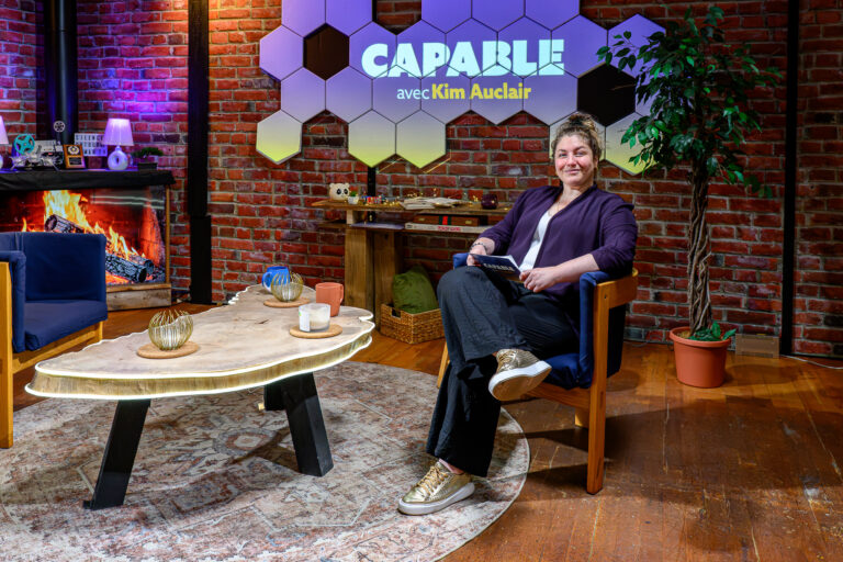 Kim Auclair, fondatrice de Capable.Media, assise sur le plateau de CAPABLE, au sujet du handicap et des élections au Québec