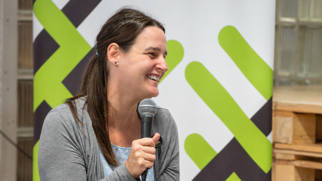 Mylène Jarry sourit, un micro à la main, lors d’une entrevue sur son choix de fermer son entreprise.